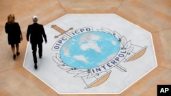 Logo Interpol di kantor pusat Interpol di kota Lyon, Perancis (foto: ilustrasi). 