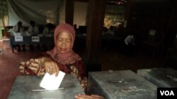 Ibu Jokowi, Sujiatmi, mencoblos surat suara Pemilu di TPS 22 Manahan Solo, 9 April 2014 (Foto: VOA/Yudha)