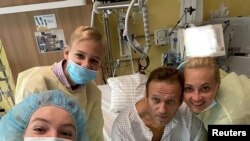Алексей Навальный и члены его семьи в берлинской больнице Шарите, 15 сентября 2020 года.