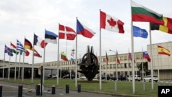 北约成员国的旗帜在北约位于布鲁塞尔的总部外面飘扬(资料照)