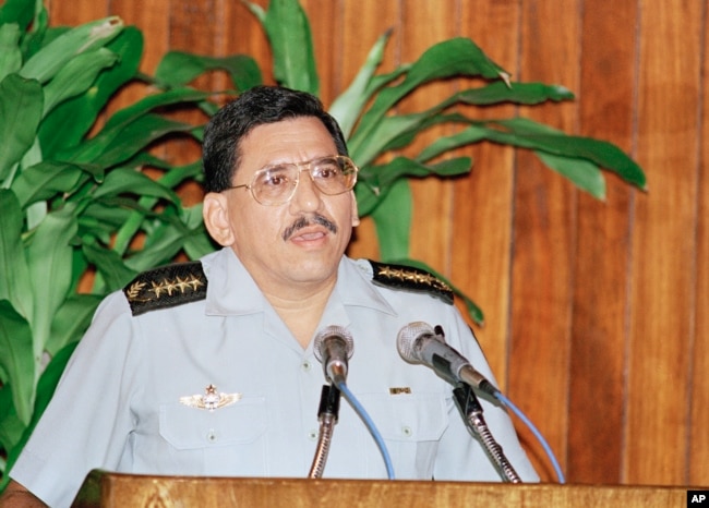 Humberto Ortega, fotografiado en 1994 cuando era jefe del ejército nicaragüense, instó a su hermano, el presidente Daniel Ortega, a trabajar con el ejército para resolver la crisis del país.