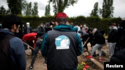 Upacara pemakaman seorang warga Muslim yang meninggal karena COVID-19 di La Courneuve, dekat Paris, Prancis, 17 Mei 2021 (foto: dok).