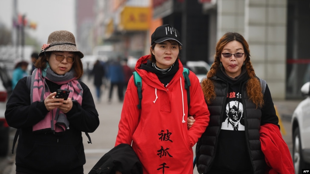 被拘留维权律师王全璋的妻子李文足（中）和维权律师李和平的妻子王峭岭等人2018年4月5日在北京郊区行走。
