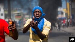 Abari mu myiyerekano basaba inyishu y'aho amafaranga yavuye mu gitoro c'imfashanyo yazimiriye, i Port-au-Prince, Haiti, itariki 17/10/2018. 