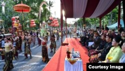 Presiden Jokowi dan ibu negara Iriana menyaksikan karnaval budaya Bali di Nusa Dua, Jumat 12/10 (Foto: Setpres RI).