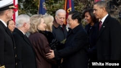 President Barack Obama, First Lady Michelle Obama and President Hu Jintao of China greet the U.S. delegation, including Secretary of State Hillary Rodham Clinton, on the South Lawn of the White House, Jan. 19, 2010. (Official White House Photo by Pete Sou