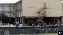 Временное убежище для несопровождаемых несовершеннолетних незаконно въехавших в страну. База ВВС Лакленд, Сан-Антонио