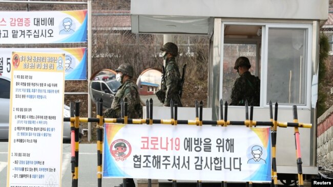 戴着口罩的韩国士兵守卫大邱军营的一个哨卡。（2020年2月26日）