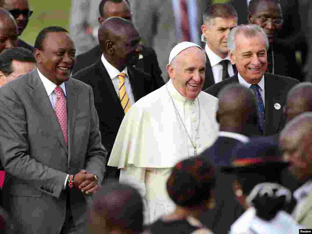 Papa Francisco sorri ao lado do presidente queniano, Uhuru Kenyatta (à esquerda).&nbsp;