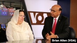 Khizr dan Ghazala Khan, orangtua tentara AS yang tewas di Irak, berbicara kepada VOA di Washington, D.C. (1/8). (VOA/Brian Allen)