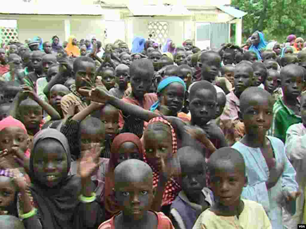 Hundreds turn out for the reopening of a government school in Limani, Cameroon. (M.E. Kinzeka/VOA)