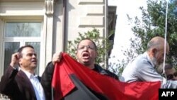 Liviyanın Vaşingtondakı səfirliynə daxil olmaq istəyən insanların qarşısı alınıb