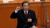 2018年3月18日，新当选的中国国家监察委员会主任杨晓渡在全国人民代表大会第六次全体会议上手抚宪法宣誓就职。