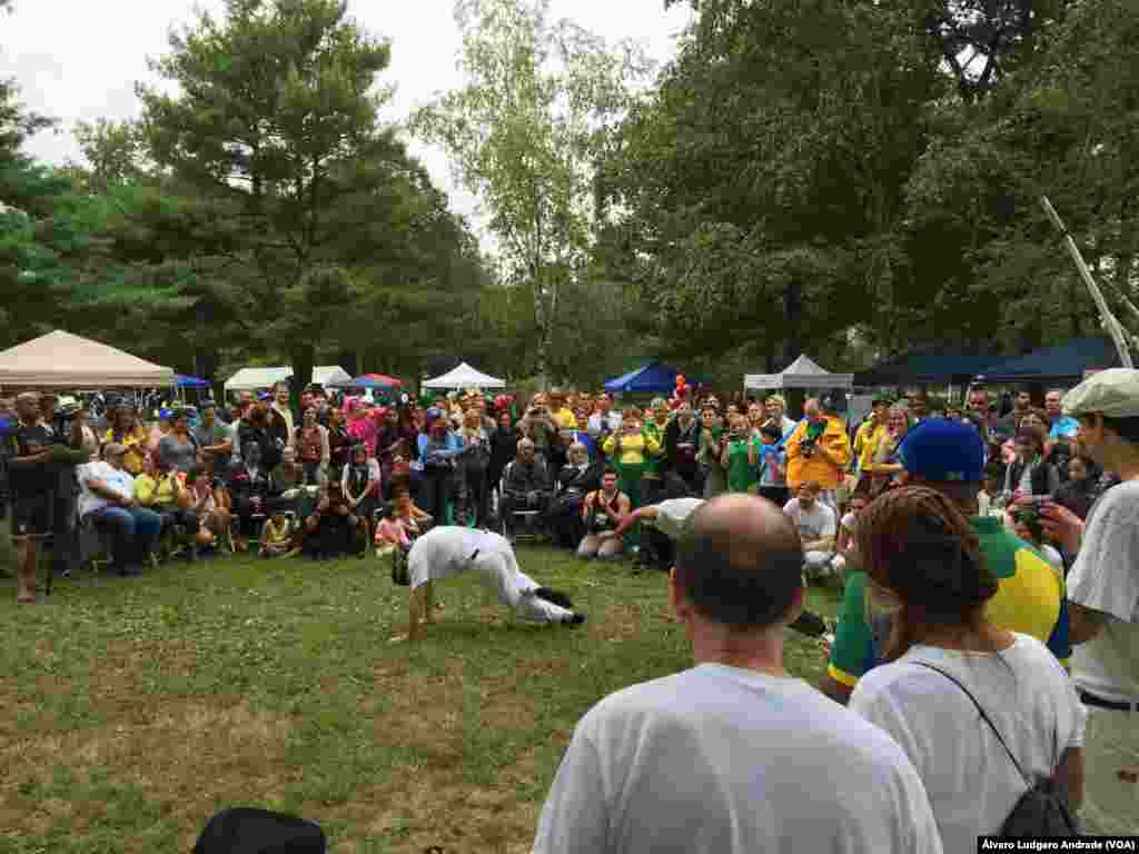 Comunidade brasileira em Boston assistindo a uma roda de capoeira
