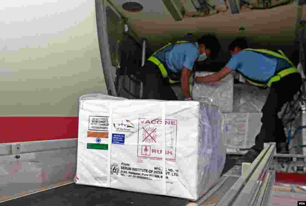 ကိုဗစ္ကာကြယ္ေဆး Covidshield ျမန္မာႏိုင္ငံသို႔ ေရာက္ရွိလာတဲ့ ျမင္ကြင္း။ (ဇန္နဝါရီ ၂၂၊ ၂၀၂၁)