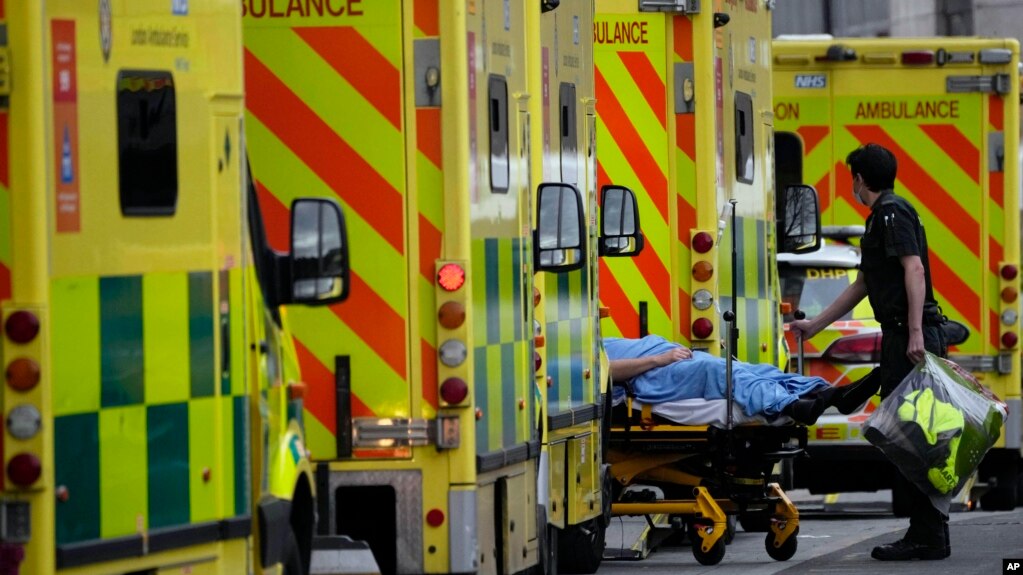 Seorang pasien didorong dengan troli setibanya di luar Rumah Sakit Royal London, Whitechapel, London timur, dengan ambulans, Kamis, 6 Januari 2022.