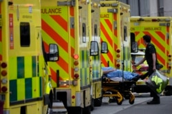 Seorang pasien didorong dengan troli setelah tiba dengan ambulans di luar Rumah Sakit Royal London di daerah Whitechapel, London timur, Kamis, 6 Januari 2022. (Foto: AP)