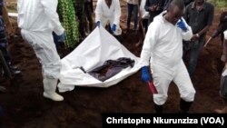 Des restes humains transportés sur un sac en plastique à Mwaro au centre du Burundi, le 27 février 2017. (VOA/Christophe Nkurunziza)