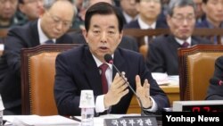 한민구 한국 국방부 장관이 14일 국회에서 열린 국회 국방위원회 전체회의에서 북한 미사일발사와 관련한 의원들의 질의에 답하고 있다.