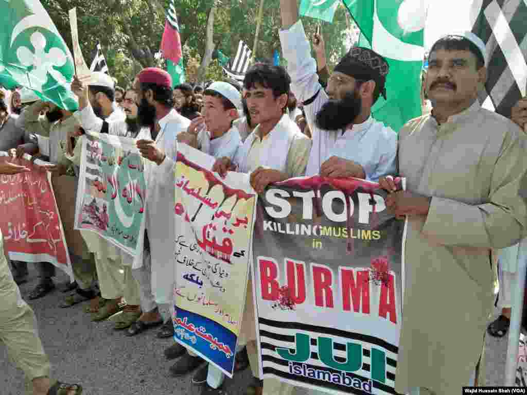 اسلام آباد میں ہونے والے ایک مظاہرے کے شرکا کتبے اور بینر لیے احتجاج کر رہے ہیں