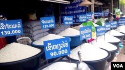 ​ເຂົ້າ​ສານ​ທີ່​ເປັນ​ສິນ​ຄ້າ​​ລາ​ຄາ​ສູງ​ຂຶ້ນ​ເລື້ອຍໆ ​ໃນ​ທ້ອງ​ຕະ​ຫລາດ​ຂອງ​ລາວ ຍ້ອນ​ບັນ​ຫາ​ເງິນ​ເຟີ້ (ພາບ​ຖ່າຍ​ໃນ​ເດືອນ 8 ສິງ​ຫາ 2019)