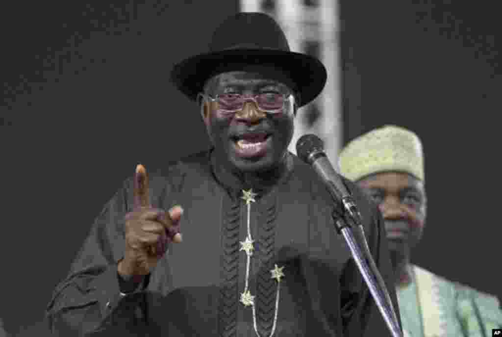 Nigeria's president Jonathan addresses delegates during the primaries of the ruling People's Democratic Party in Abuja, 13 Jan 2011