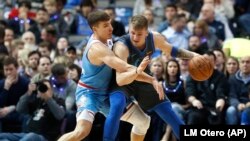  Le Serbe Luka Doncic des Dallas Mavericks, à droite, contre son compatriote Bogdan Bogdanovic des Sacramento Kings, Dallas, Texas, le 16 décembre 2018. 