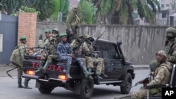 Anggota kelompok pemberontak M23 berpatroli di jalanan Kota Goma, Kongo, pada 29 Januari 2025. (Foto: AP/Brian Inganga)