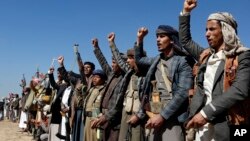 Para pejuang dan anggota suku Houthi melakukan aksi unjuk rasa menentang serangan AS dan Inggris, di dekat Sanaa, Yaman, 14 Januari 2024.