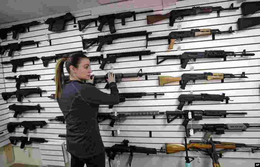 Tiffany Teasdale-Causer, propriétaire d&#39;un magasin de vente d&#39;armes semi-automatiques à Lynnwood dans l&#39;Etat de Washington, le 7 novembre 2017.&nbsp;