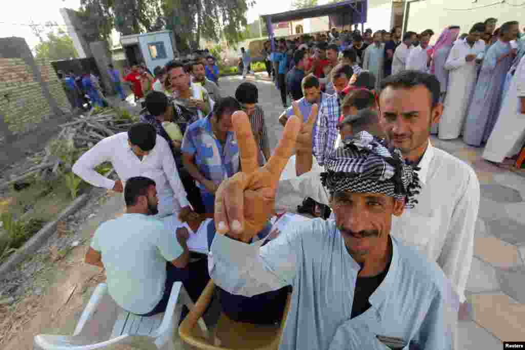 A volunteer waits to register to join the Iraqi army. The volunteers want to fight against the predominantly Sunni militants who have taken over Mosul and other northern provinces,&nbsp;Diwaniya province, June 12, 2014.&nbsp;