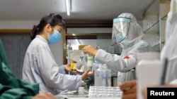 북한 평양의 한 약국에서 의료진이 의약품 공급 및 배포 작업을 진행하고 있다. (자료사진)