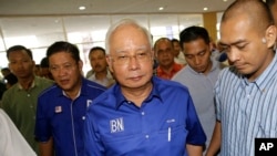 រដ្ឋ​មន្រ្តី​ម៉ាឡេស៊ីដែល​បាន​ចាញ់ឆ្នោត​លោក Najib Razak កំពុង​ដើរ​ចូល​ក្នុង​សន្និសីទ​សារព័ត៌មាន​ក្នុង​ទីក្រុង​ Kuala Lumpur ប្រទេសម៉ាឡេស៊ីកាលពី​ថ្ងៃព្រហស្បតិ៍​ទី​១០ ខែ ឧសភា ឆ្នាំ ២០១៨។