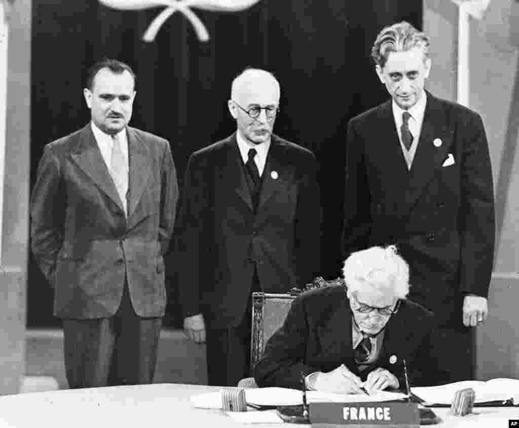 Fransiyaning sobiq Bosh vaziri Jozef Pol Bonkor BMT Nizomiga imzo chekmoqda. 26-iyun, 1945.