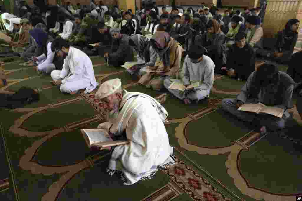 Pria Muslim membaca Al-Quran selama hari pertama bulan suci Ramadan di sebuah masjid di Kabul, Afghanistan, Jumat, 24 April 2020.