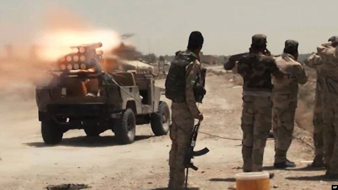 Pasukan Irak dan milisi Syiah melakukan serangan roket terhadap sasaran ISIS di dekat kota Fallujah (foto: dok). Irak sepakat berbagi intelijen dengan 3 negara dalam memerangi ISIS. 