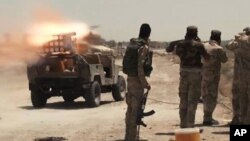 Pasukan Irak dan milisi Syiah melakukan serangan roket terhadap sasaran ISIS di dekat kota Fallujah (foto: dok). Irak sepakat berbagi intelijen dengan 3 negara dalam memerangi ISIS. 