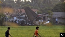 Pesawat latih Fokker 27 milik TNI Angkatan Udara, jatuh menimpa pemukiman di sekitar Pangkalan TNI AU Halim Perdanakusuma Jakarta, Kamis (21/6).