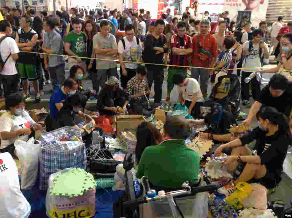 香港警民在旺角對峙 (美國之音海彥 拍攝) 