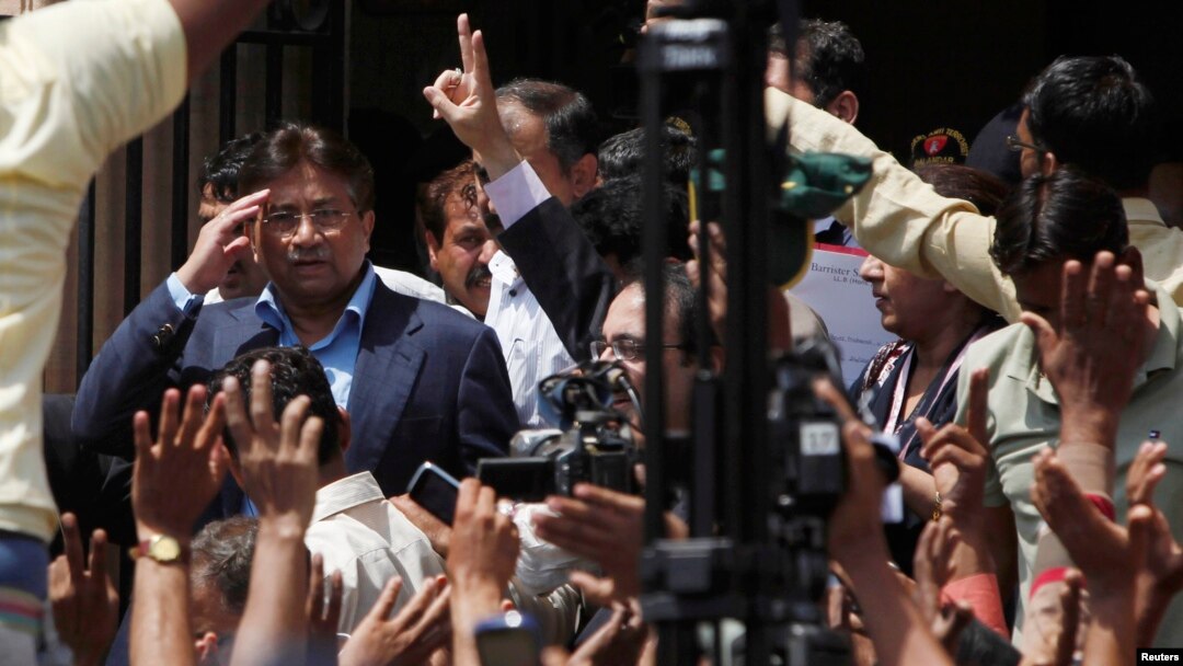 Mantan Presiden Pakistan Pervez Musharraf (kiri) memberikan salut kepada para pendukungnya saat meninggalkan Pengadilan Tinggi Sindh di Karachi (29/3). 