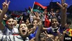 Anak-anak Libya merayakan kebebasan di distrik Souk el-Juma, Tripoli, setelah berita tewasnya Gaddafi (21/10).