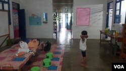 Salah seorang dari tiga anak penderita HIV di Pulau Samosir, Sumatera Utara, masih aman dan tidak diusir warga. (Foto: Anugrah/VOA)