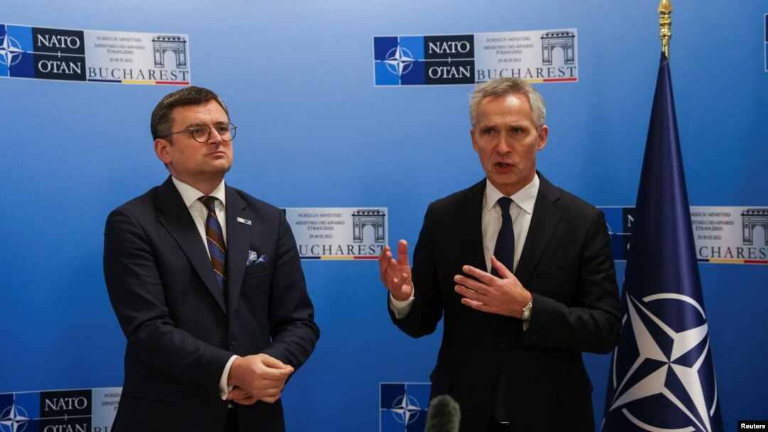 Tổng thư ký NATO Jens Stoltenberg (phải) và Ngoại trưởng Ukraine Dmytro Kuleba phát biểu với giới truyền thông trong cuộc họp các ngoại trưởng NATO ở Bucharest, Romania, ngày 29/11/2022.