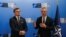 Tổng thư ký NATO Jens Stoltenberg (phải) và Ngoại trưởng Ukraine Dmytro Kuleba phát biểu với giới truyền thông trong cuộc họp các ngoại trưởng NATO ở Bucharest, Romania, ngày 29/11/2022.
