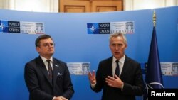 Ministri i Jashtëm ukrainas Dmytro Kuleba (majtas) dhe Sekretari i Përgjithshëm i NATO-s, Jens Stoltenberg (djathtas) në Bukuresht të Rumanisë (29 nëntor 2022)