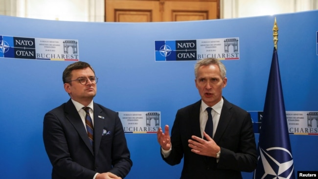 Ministri i Jashtëm ukrainas Dmytro Kuleba (majtas) dhe Sekretari i Përgjithshëm i NATO-s, Jens Stoltenberg (djathtas) në Bukuresht të Rumanisë (29 nëntor 2022)