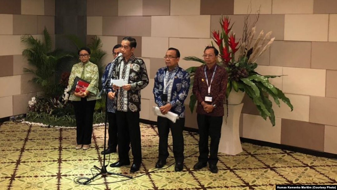 Presiden Joko Widodo memberikan keterang pers seputar kecelakaan pesawat Lion Air JT610, di sela Forum “Our Ocean Conference" di Bali, Senin, 29 Oktober 2018. (Foto: Humas Kemenko Maritim)