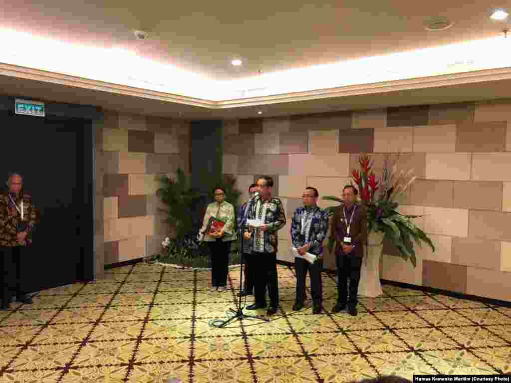 Presiden Joko Widodo memberikan keterang pers seputar kecelakaan pesawat Lion Air JT610, di sela Forum &ldquo;Our Ocean Conference&quot; di Bali, Senin, 29 Oktober 2018.