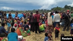 People displaced by an earthquake gather at a relief center in the central highlands of Papua New Guinea, March 1, 2018. 