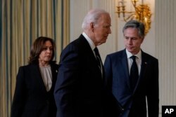 Presiden Joe Biden, tengah, keluar bersama Menteri Luar Negeri Antony Blinken, kanan, dan Wakil Presiden Kamala Harris, kiri, setelah berbicara pada Selasa, 10 Oktober 2023, di Ruang Makan Negara Gedung Putih di Washington. (Foto: AP)